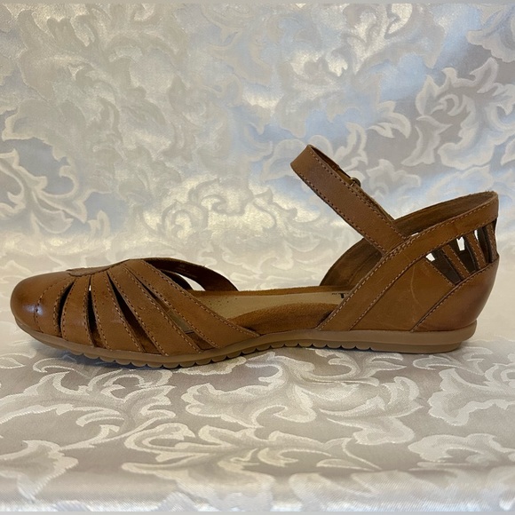 NWOT Cobb Hill By New Balance Brown Leather Flats With Decorative Cutouts, 9N - Picture 3 of 12